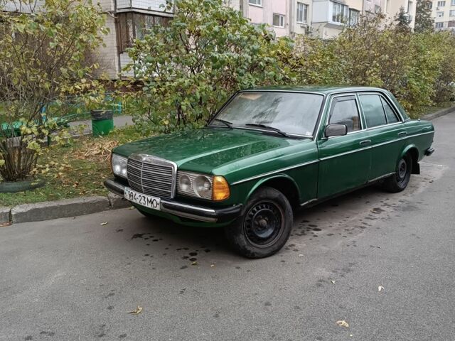 Зеленый Мерседес В123, объемом двигателя 2 л и пробегом 300 тыс. км за 1000 $, фото 1 на Automoto.ua