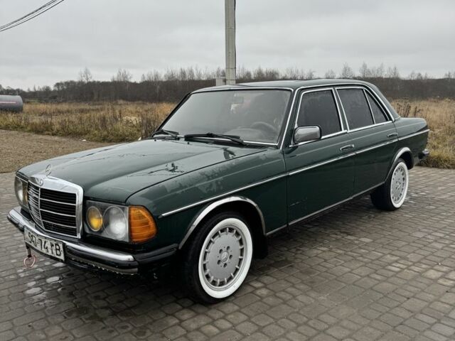 Зеленый Мерседес В123, объемом двигателя 2.4 л и пробегом 200 тыс. км за 2200 $, фото 1 на Automoto.ua
