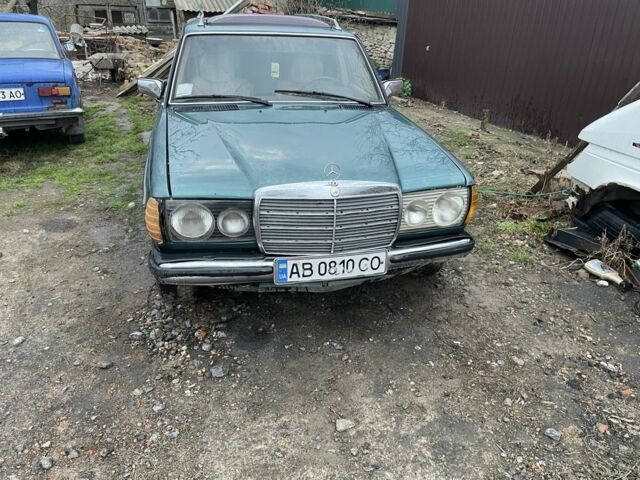 Зелений Мерседес В123, об'ємом двигуна 2 л та пробігом 300 тис. км за 1200 $, фото 1 на Automoto.ua