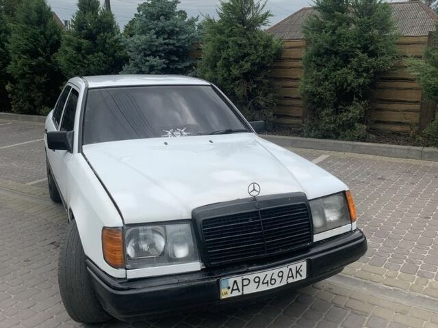 Белый Мерседес В124, объемом двигателя 2 л и пробегом 300 тыс. км за 1450 $, фото 1 на Automoto.ua