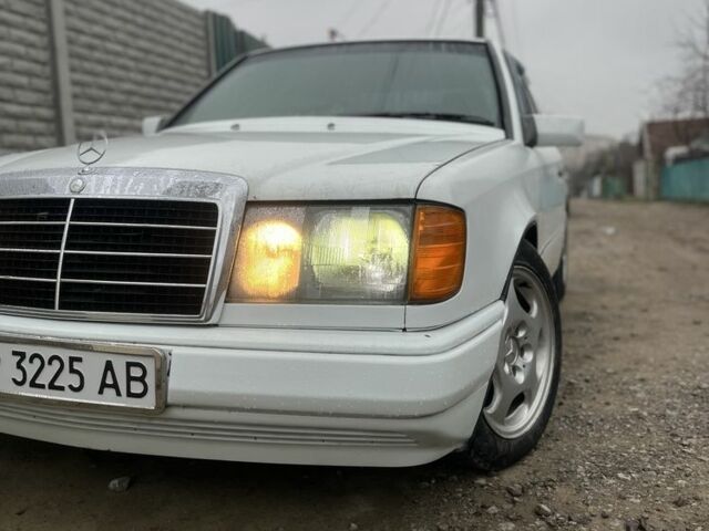 Белый Мерседес В124, объемом двигателя 0 л и пробегом 150 тыс. км за 1650 $, фото 1 на Automoto.ua
