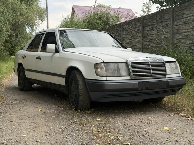 Белый Мерседес В124, объемом двигателя 3 л и пробегом 444 тыс. км за 2200 $, фото 1 на Automoto.ua