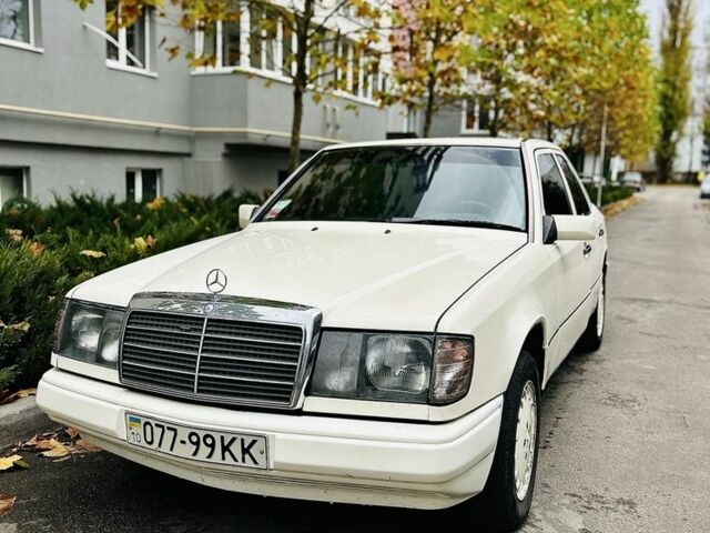 Белый Мерседес В124, объемом двигателя 3 л и пробегом 235 тыс. км за 3000 $, фото 1 на Automoto.ua