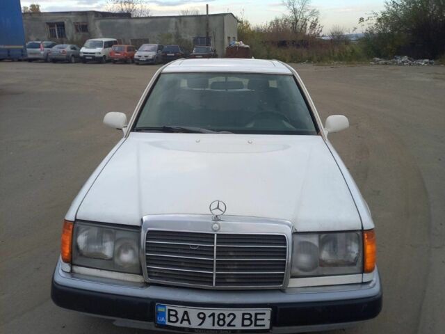 Белый Мерседес В124, объемом двигателя 2 л и пробегом 300 тыс. км за 700 $, фото 1 на Automoto.ua