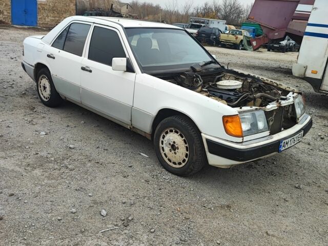 Белый Мерседес В124, объемом двигателя 2.3 л и пробегом 111 тыс. км за 500 $, фото 1 на Automoto.ua