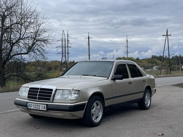 Бежевий Мерседес В124, об'ємом двигуна 2.3 л та пробігом 350 тис. км за 2600 $, фото 1 на Automoto.ua