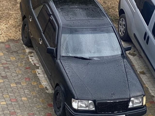 Черный Мерседес В124, объемом двигателя 3 л и пробегом 450 тыс. км за 1800 $, фото 1 на Automoto.ua