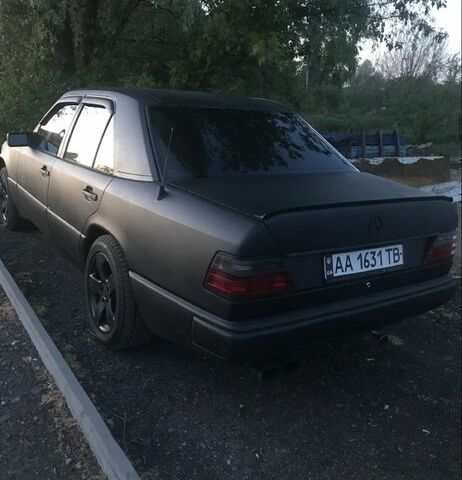 Черный Мерседес В124, объемом двигателя 3 л и пробегом 409 тыс. км за 2300 $, фото 1 на Automoto.ua