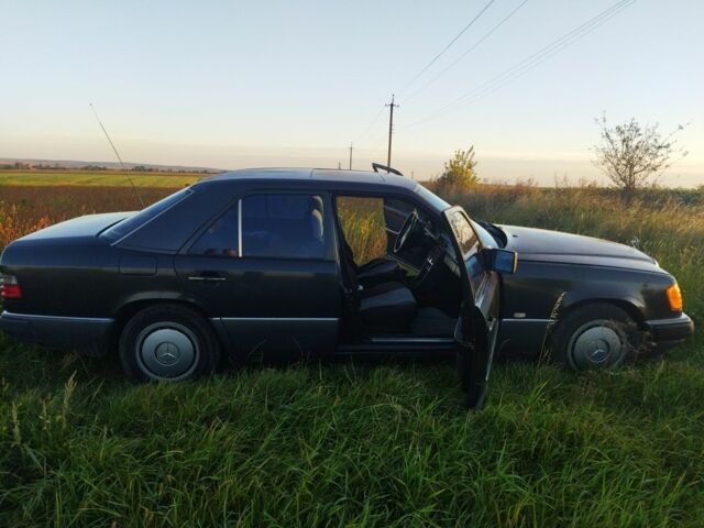 Черный Мерседес В124, объемом двигателя 2 л и пробегом 200 тыс. км за 2200 $, фото 1 на Automoto.ua