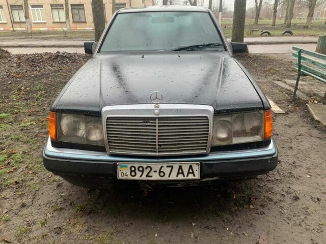 Черный Мерседес В124, объемом двигателя 2 л и пробегом 300 тыс. км за 592 $, фото 1 на Automoto.ua