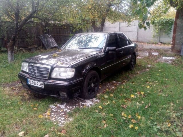 Черный Мерседес В124, объемом двигателя 3 л и пробегом 300 тыс. км за 3000 $, фото 1 на Automoto.ua