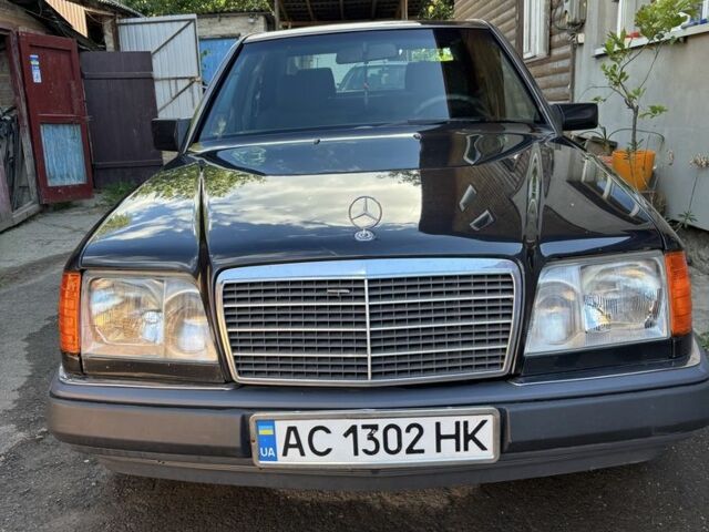 Черный Мерседес В124, объемом двигателя 2.2 л и пробегом 448 тыс. км за 3000 $, фото 1 на Automoto.ua