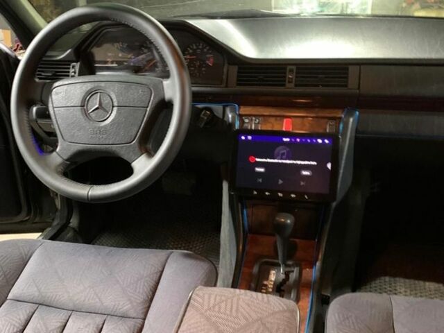 Черный Мерседес В124, объемом двигателя 2.2 л и пробегом 360 тыс. км за 3900 $, фото 1 на Automoto.ua