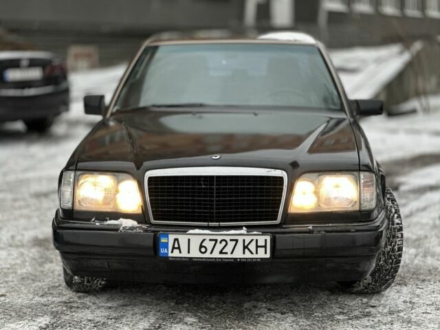 Чорний Мерседес В124, об'ємом двигуна 2.2 л та пробігом 378 тис. км за 1800 $, фото 1 на Automoto.ua