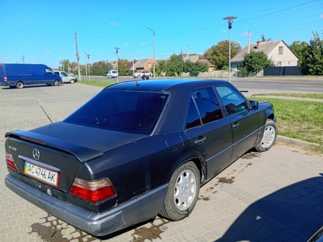 Черный Мерседес В124, объемом двигателя 2.2 л и пробегом 550 тыс. км за 1500 $, фото 1 на Automoto.ua