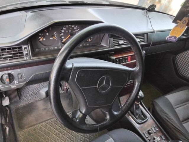 Чорний Мерседес В124, об'ємом двигуна 3.2 л та пробігом 460 тис. км за 1802 $, фото 1 на Automoto.ua