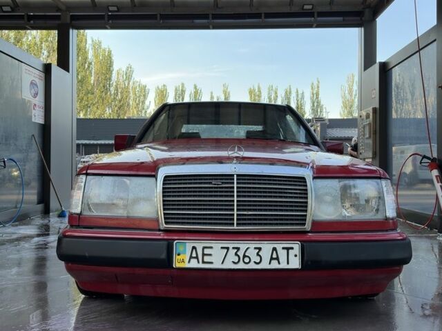 Красный Мерседес В124, объемом двигателя 2.5 л и пробегом 400 тыс. км за 2400 $, фото 1 на Automoto.ua