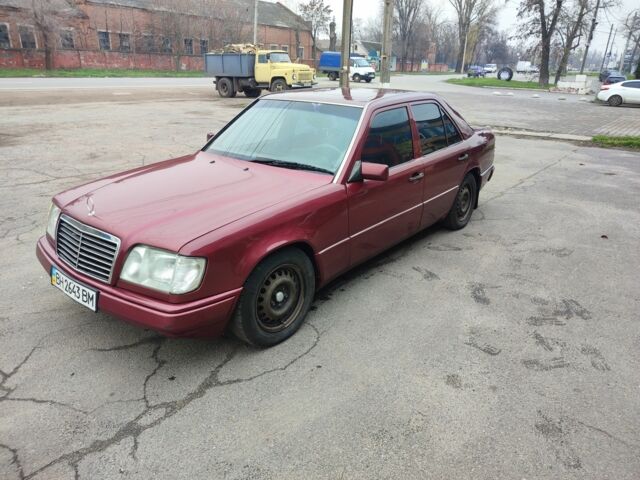 Красный Мерседес В124, объемом двигателя 2.5 л и пробегом 220 тыс. км за 1200 $, фото 1 на Automoto.ua