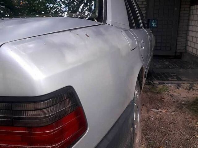 Серый Мерседес В124, объемом двигателя 2.3 л и пробегом 399 тыс. км за 432 $, фото 1 на Automoto.ua