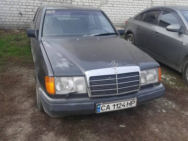Серый Мерседес В124, объемом двигателя 2.2 л и пробегом 400 тыс. км за 2000 $, фото 1 на Automoto.ua