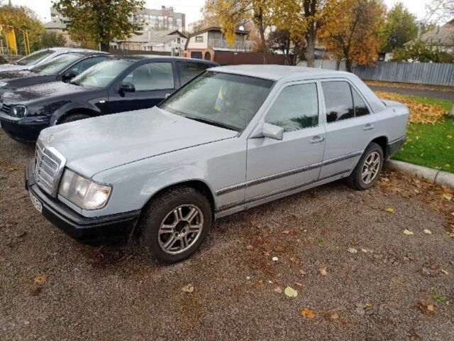 Серый Мерседес В124, объемом двигателя 2.3 л и пробегом 270 тыс. км за 2500 $, фото 1 на Automoto.ua