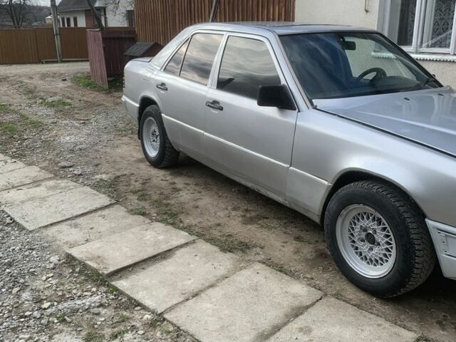 Серый Мерседес В124, объемом двигателя 2.3 л и пробегом 200 тыс. км за 1300 $, фото 1 на Automoto.ua