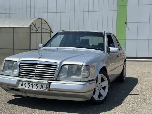 Серый Мерседес В124, объемом двигателя 2.5 л и пробегом 352 тыс. км за 2000 $, фото 1 на Automoto.ua