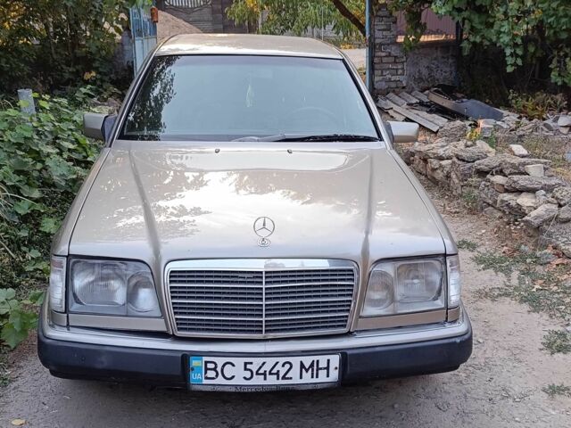 Серый Мерседес В124, объемом двигателя 2.5 л и пробегом 320 тыс. км за 3600 $, фото 1 на Automoto.ua