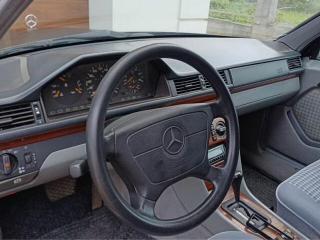 Серый Мерседес В124, объемом двигателя 2.5 л и пробегом 300 тыс. км за 2500 $, фото 1 на Automoto.ua