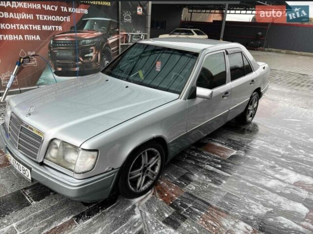 Сірий Мерседес В124, об'ємом двигуна 2.2 л та пробігом 365 тис. км за 2000 $, фото 1 на Automoto.ua