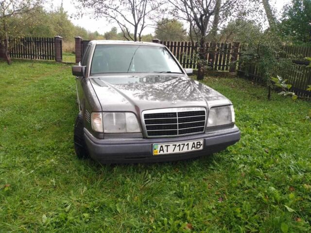 Серый Мерседес В124, объемом двигателя 3 л и пробегом 380 тыс. км за 2700 $, фото 1 на Automoto.ua