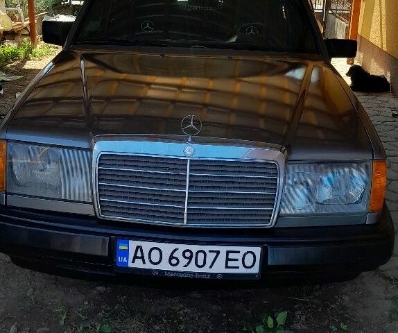 Серый Мерседес В124, объемом двигателя 0 л и пробегом 500 тыс. км за 2600 $, фото 1 на Automoto.ua