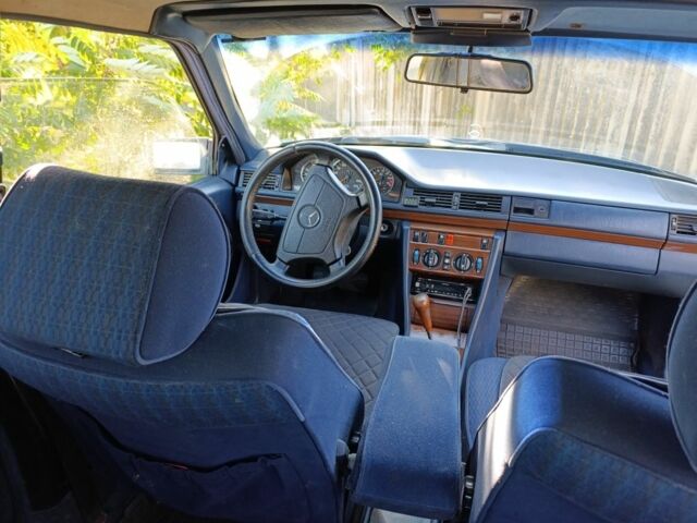 Синій Мерседес В124, об'ємом двигуна 2.3 л та пробігом 400 тис. км за 2800 $, фото 1 на Automoto.ua