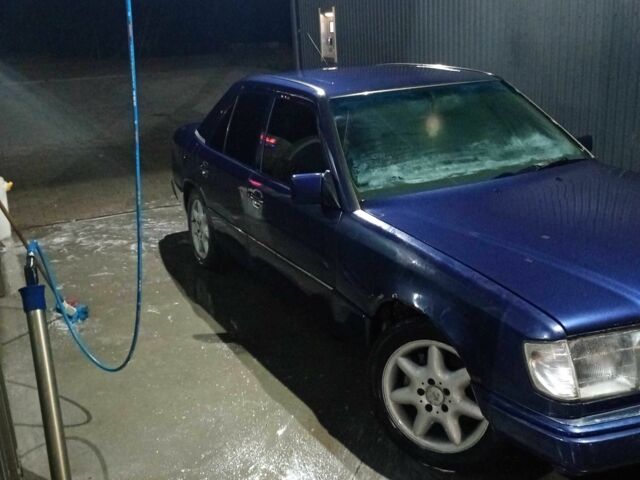 Синий Мерседес В124, объемом двигателя 2.8 л и пробегом 245 тыс. км за 2500 $, фото 1 на Automoto.ua