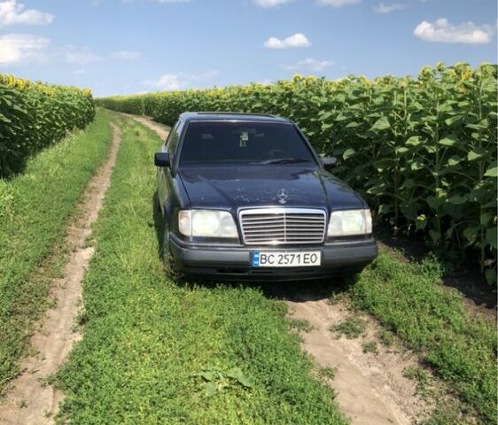 Синий Мерседес В124, объемом двигателя 2.2 л и пробегом 3 тыс. км за 1073 $, фото 1 на Automoto.ua