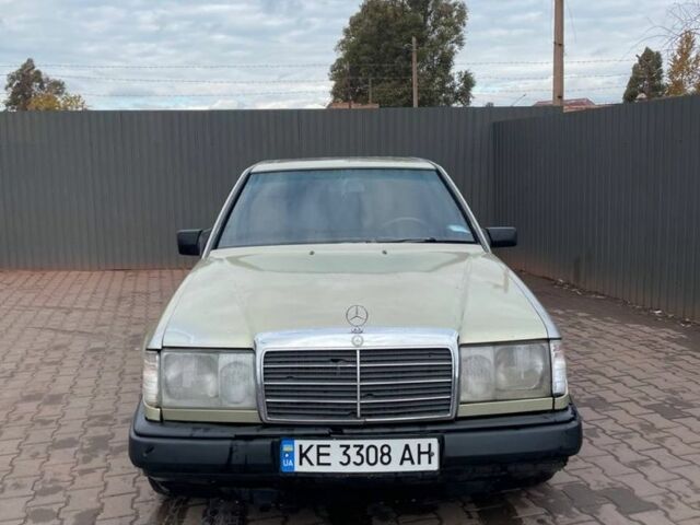 Зеленый Мерседес В124, объемом двигателя 2 л и пробегом 300 тыс. км за 1600 $, фото 1 на Automoto.ua