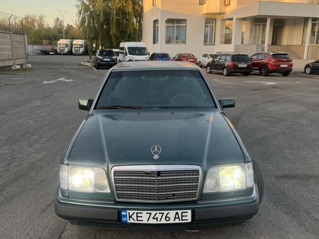 Зелений Мерседес В124, об'ємом двигуна 3.2 л та пробігом 500 тис. км за 3000 $, фото 1 на Automoto.ua