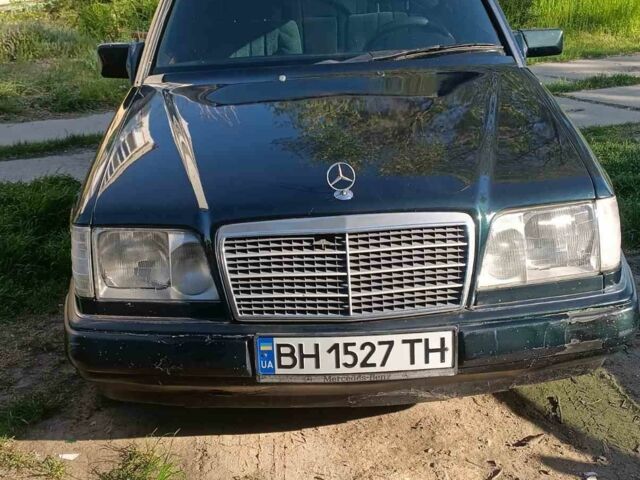 Зеленый Мерседес В124, объемом двигателя 2 л и пробегом 445 тыс. км за 1900 $, фото 1 на Automoto.ua