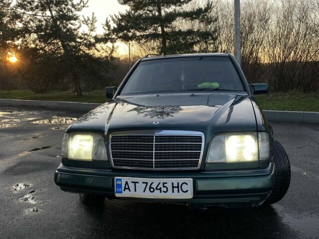 Зеленый Мерседес В124, объемом двигателя 2 л и пробегом 389 тыс. км за 2200 $, фото 1 на Automoto.ua