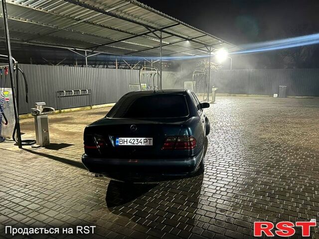 Синий Мерседес В210, объемом двигателя 2.1 л и пробегом 300 тыс. км за 4800 $, фото 1 на Automoto.ua