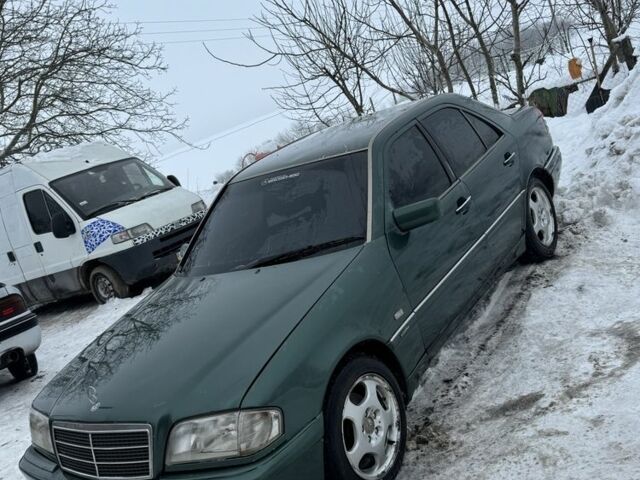 Зелений Мерседес X-Class, об'ємом двигуна 1.8 л та пробігом 300 тис. км за 1750 $, фото 1 на Automoto.ua