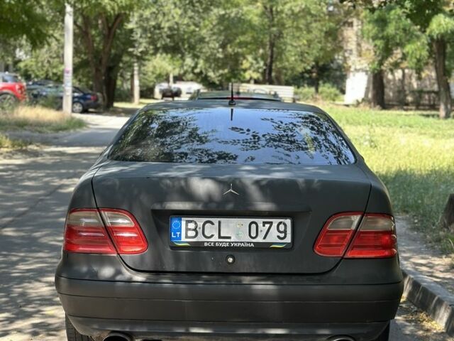 Черный Мерседес CLK-Class, объемом двигателя 3.2 л и пробегом 210 тыс. км за 1322 $, фото 1 на Automoto.ua