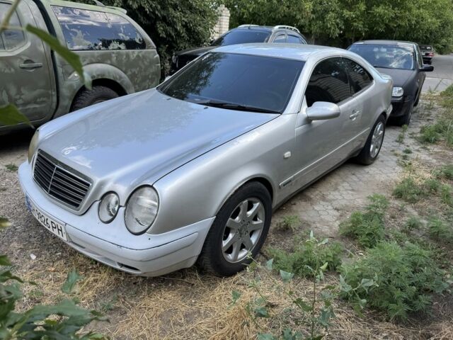 Серый Мерседес CLK-Class, объемом двигателя 2 л и пробегом 283 тыс. км за 3500 $, фото 1 на Automoto.ua