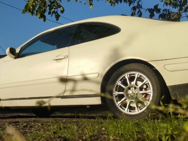 Синий Мерседес CLK-Class, объемом двигателя 2 л и пробегом 378 тыс. км за 3011 $, фото 1 на Automoto.ua