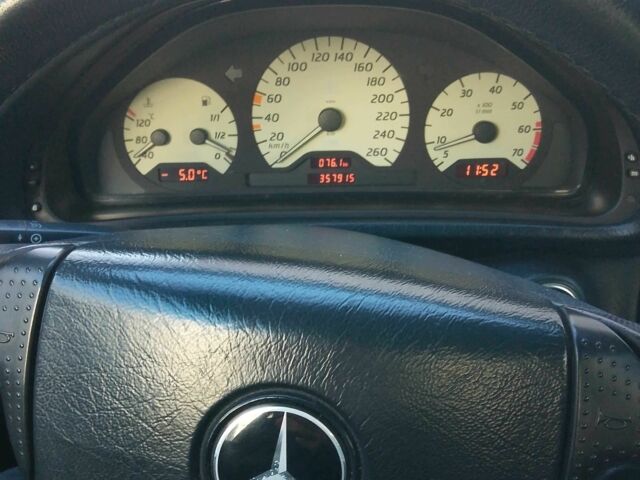 Синий Мерседес CLK-Class, объемом двигателя 2.3 л и пробегом 357 тыс. км за 3000 $, фото 1 на Automoto.ua