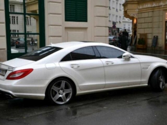 Белый Мерседес CLS серия, объемом двигателя 3.5 л и пробегом 180 тыс. км за 3900 $, фото 1 на Automoto.ua