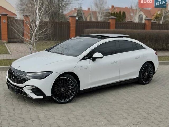 Белый Мерседес EQE, объемом двигателя 0 л и пробегом 32 тыс. км за 45900 $, фото 1 на Automoto.ua