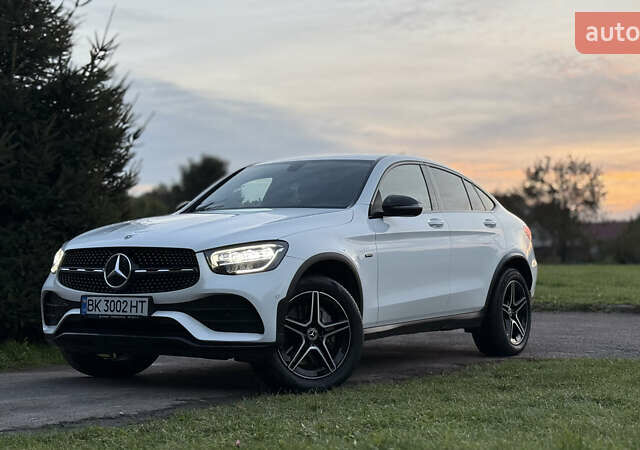 Белый Мерседес GLC-Class Coupe, объемом двигателя 2 л и пробегом 114 тыс. км за 48700 $, фото 1 на Automoto.ua