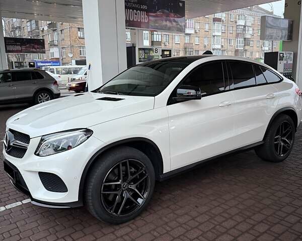 Белый Мерседес GLE-Class Coupe, объемом двигателя 3 л и пробегом 56 тыс. км за 52000 $, фото 1 на Automoto.ua
