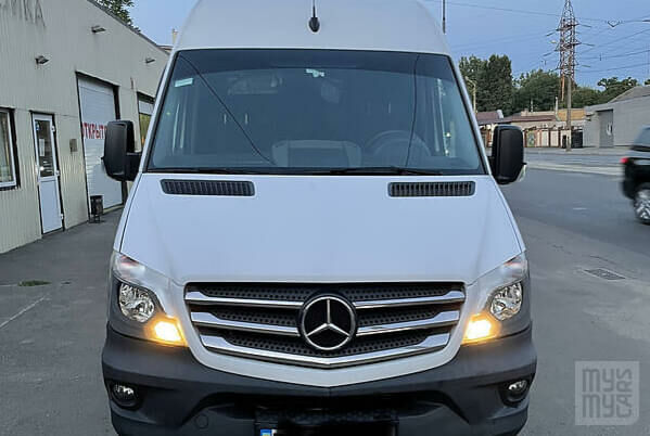 Белый Мерседес Sprinter 319, объемом двигателя 3 л и пробегом 252 тыс. км за 27500 $, фото 1 на Automoto.ua